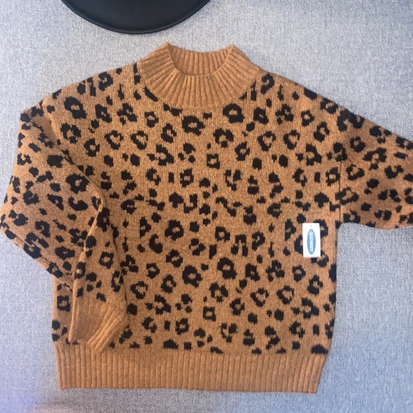 Cozy cheetah sweater, perfect for fall! - Picture 2 of 3